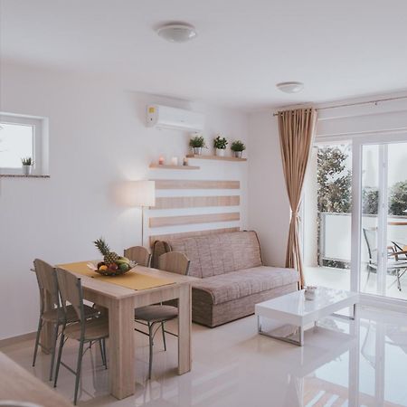 Poolside Hideout Apartments ノヴァリャ エクステリア 写真