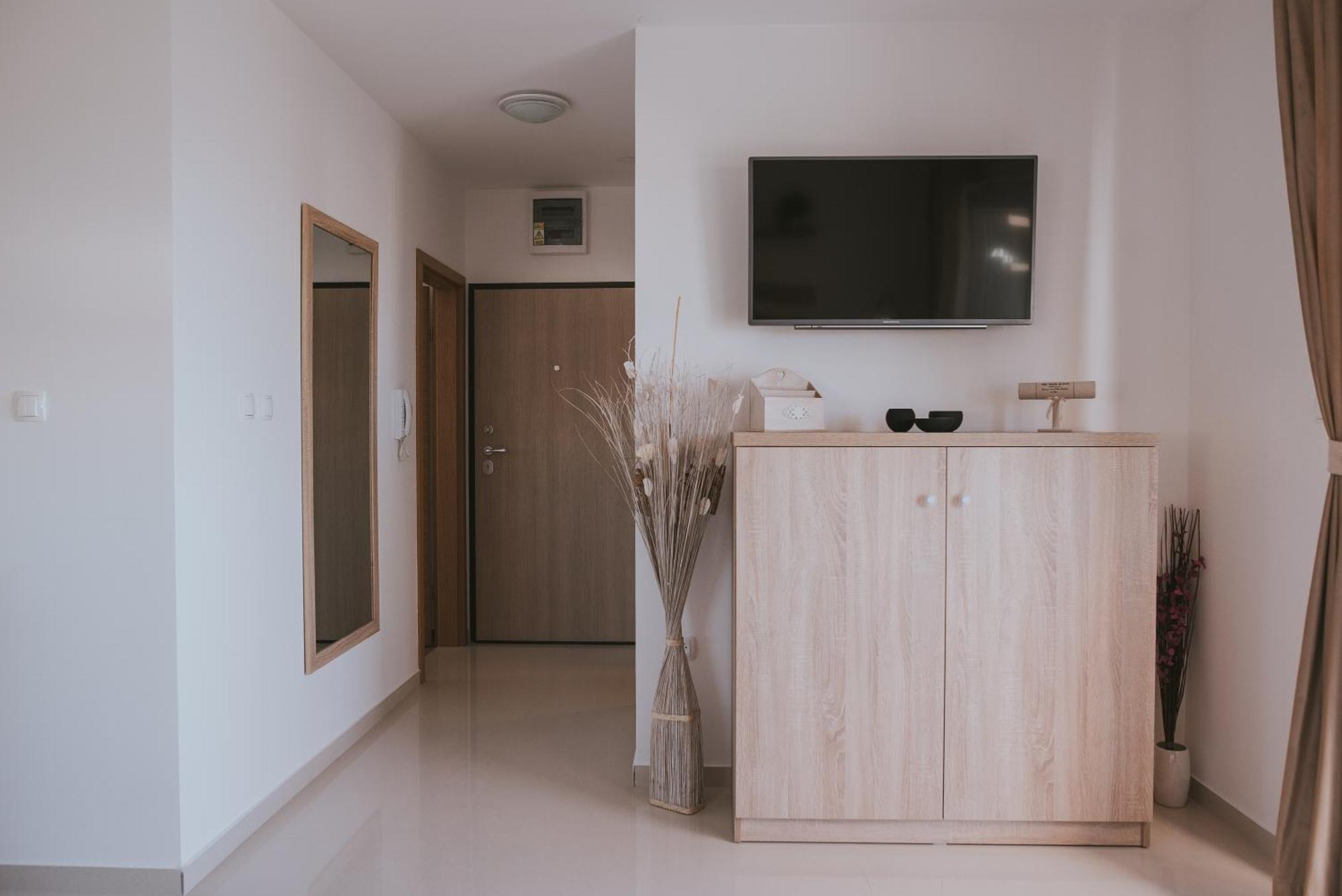Poolside Hideout Apartments ノヴァリャ エクステリア 写真